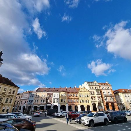 Velke Studio Na Velkem Namesti S Vybavenou Kuchyni Hradec Králové Kültér fotó
