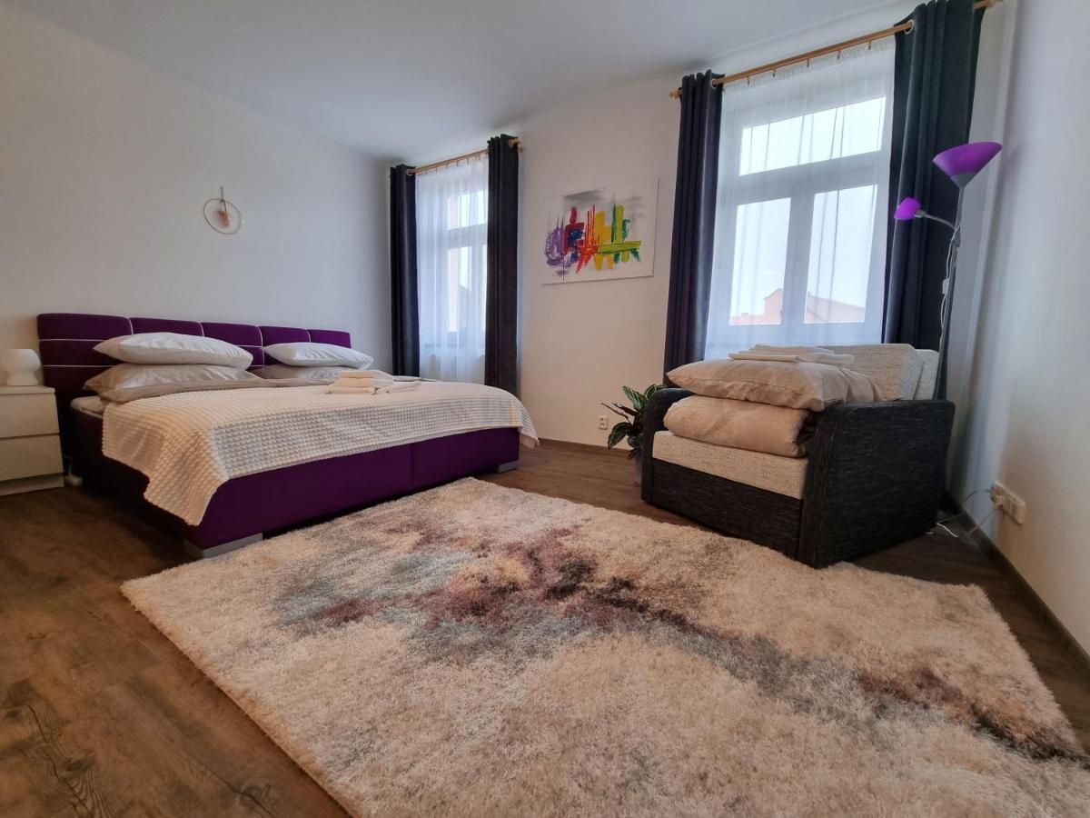 Velke Studio Na Velkem Namesti S Vybavenou Kuchyni Hradec Králové Kültér fotó