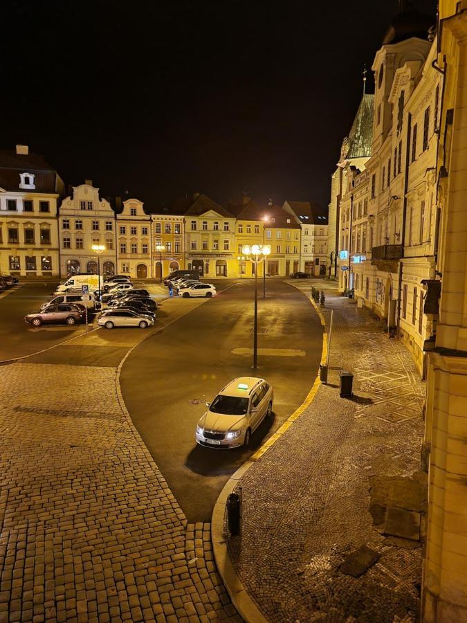 Velke Studio Na Velkem Namesti S Vybavenou Kuchyni Hradec Králové Kültér fotó