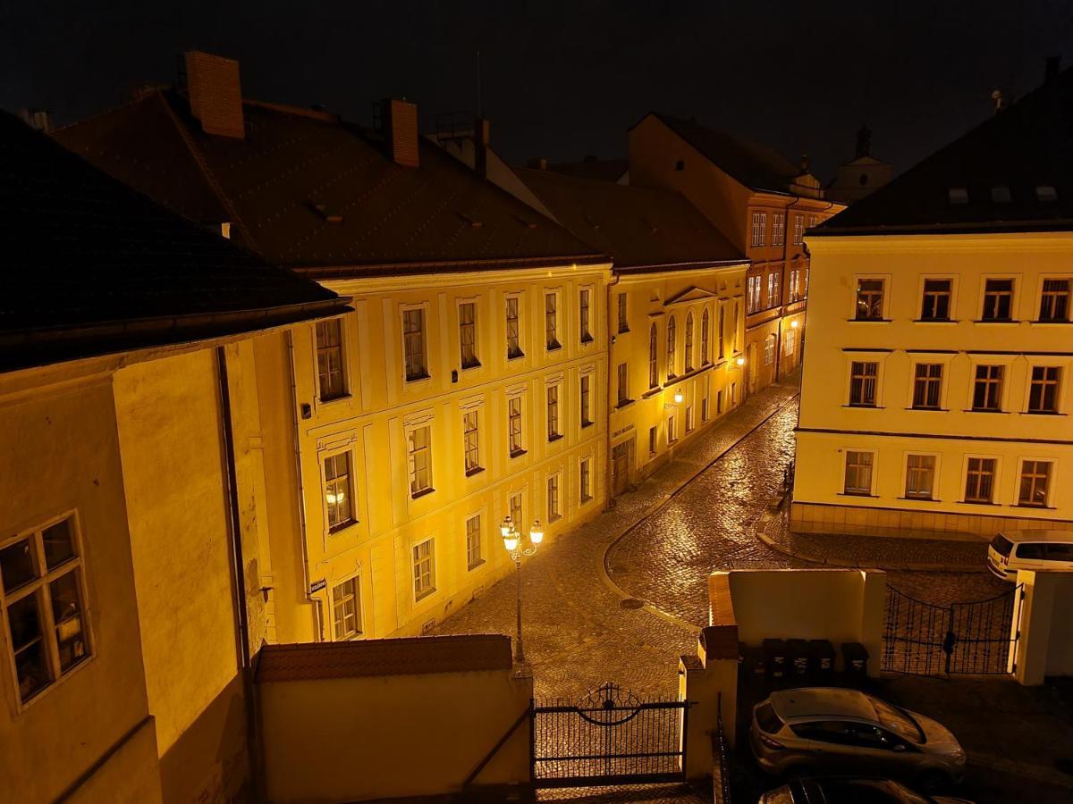 Velke Studio Na Velkem Namesti S Vybavenou Kuchyni Hradec Králové Kültér fotó